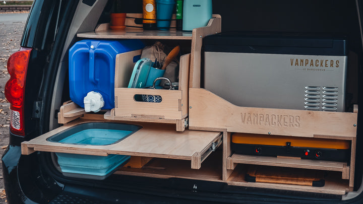Un kit qui transforme le coffre d'une voiture en camping car